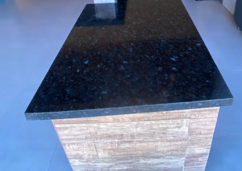 Bancada longa em granito preto vista de perto