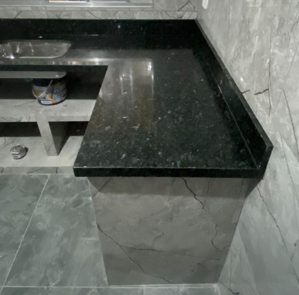 Detalhe do acabamento de canto de uma bancada em granito preto